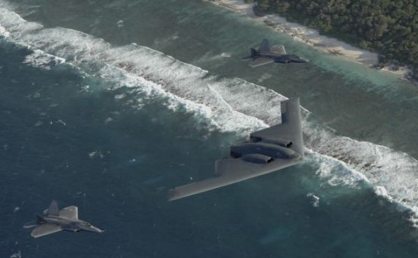 Máy bay chiến đấu tàng hình F-22 và máy bay ném bom chiến lược tàng hình B-2 bay trên bầu trời Guam năm 2009